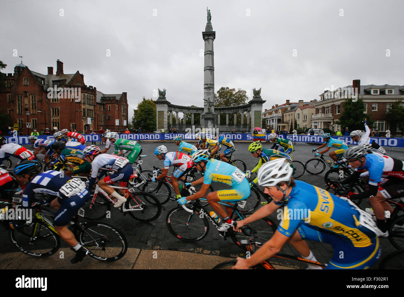 RICHMOND, VIRGINIA, 26 Sept., 2015. The junior men's field cycles past the Jefferson Davis Monument on Richmond, Virginia's Monument Avenue during the 130-kilometer 2015 UCI Road World Championship race. Credit:  Ironstring/Alamy Live News Stock Photo