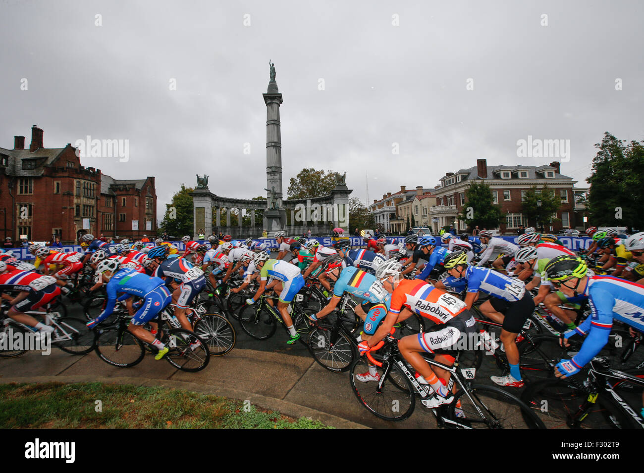RICHMOND, VIRGINIA, 26 Sept., 2015. The junior men's field cycles past the Jefferson Davis Monument on Richmond, Virginia's Monument Avenue during the 130-kilometer 2015 UCI Road World Championship race. Credit:  Ironstring/Alamy Live News Stock Photo