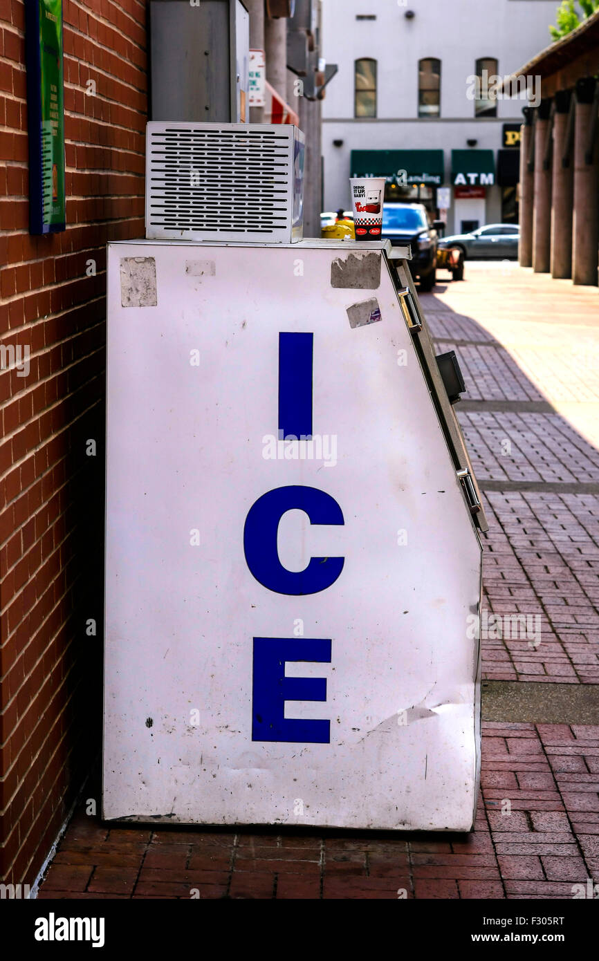 Ice cube vending machine hi-res stock photography and images - Alamy