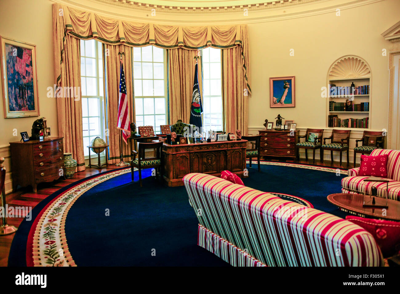 Bill clinton in oval office hi-res stock photography and images - Alamy