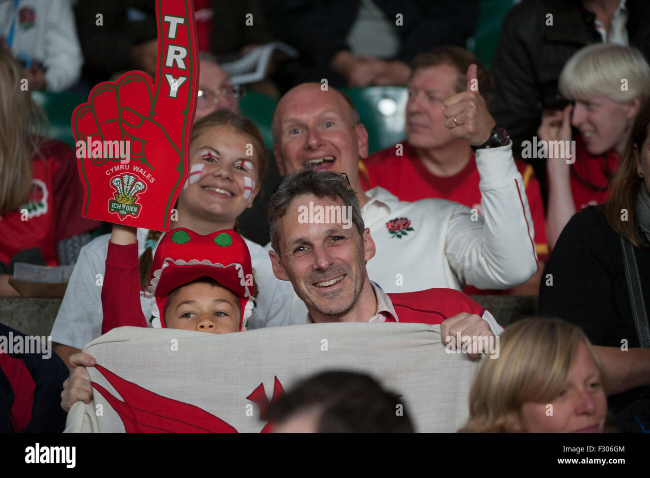 English rugby twickenham fans hi-res stock photography and images - Alamy