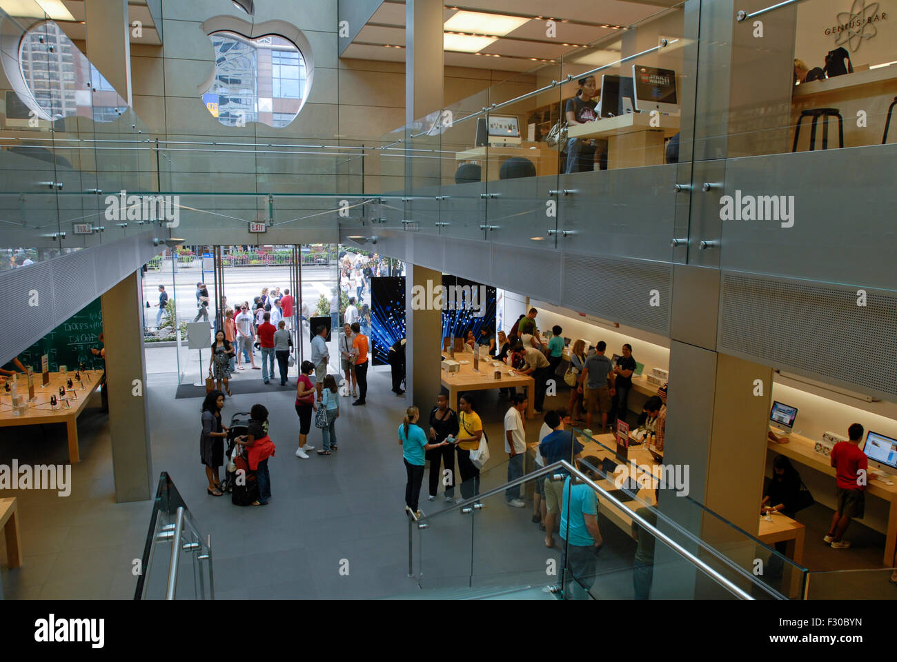 Apple Store Michigan Avenue, Chicago, IL, USA Stock Photo - Alamy