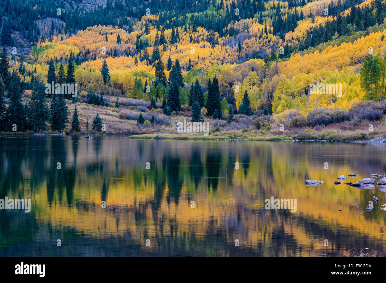 Fall colors colorado lake hi-res stock photography and images - Alamy