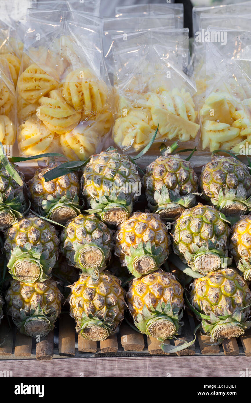 Queen pineapples hires stock photography and images Alamy