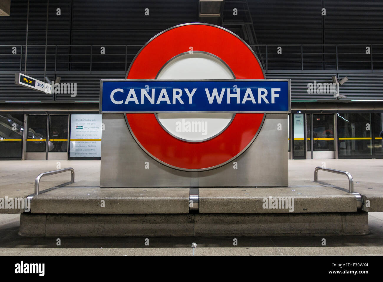 London Underground Canary Wharf Station Stock Photo - Alamy