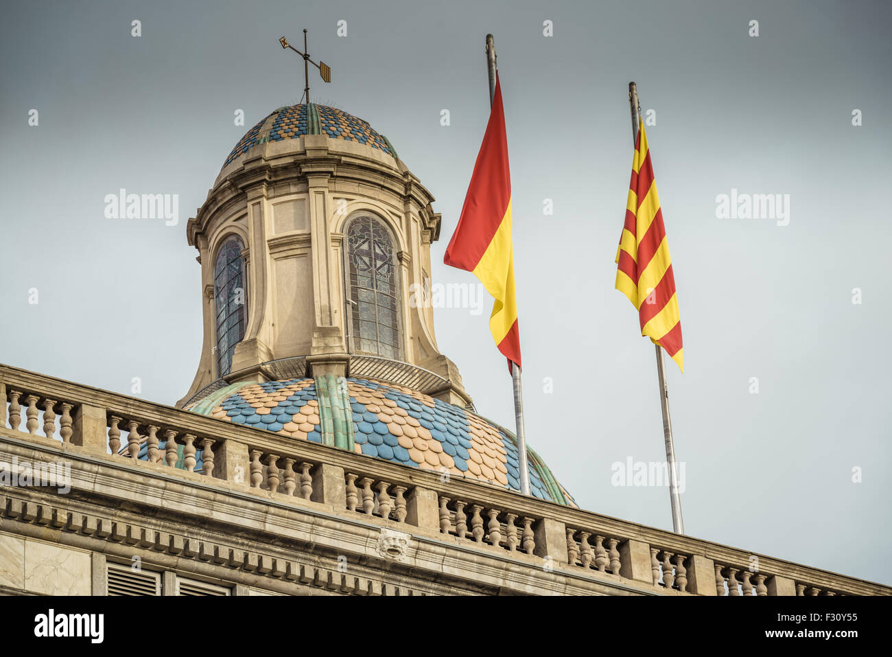 Barcelona, Catalonia, Spain. 27th Sep, 2015. The Spanish and the Catalan flag hang limp on the top of the 'Palau de la Generalitat de Catalunya' on the morning of the election day wheere a nearly split decision is expected between independentists and unionists in the regional parliament elections. Credit:  Matthias Oesterle/ZUMA Wire/Alamy Live News Stock Photo