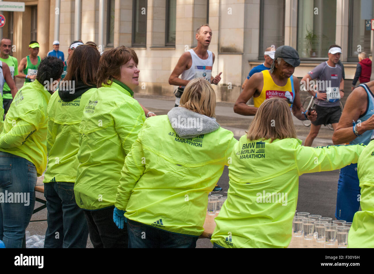 Berlin, Germany. 27th Sep, 2015. Volunteers serve drinks at the 42nd Berlin  Marathon, 2015 Credit: Philip Game/Alamy Live News Stock Photo - Alamy