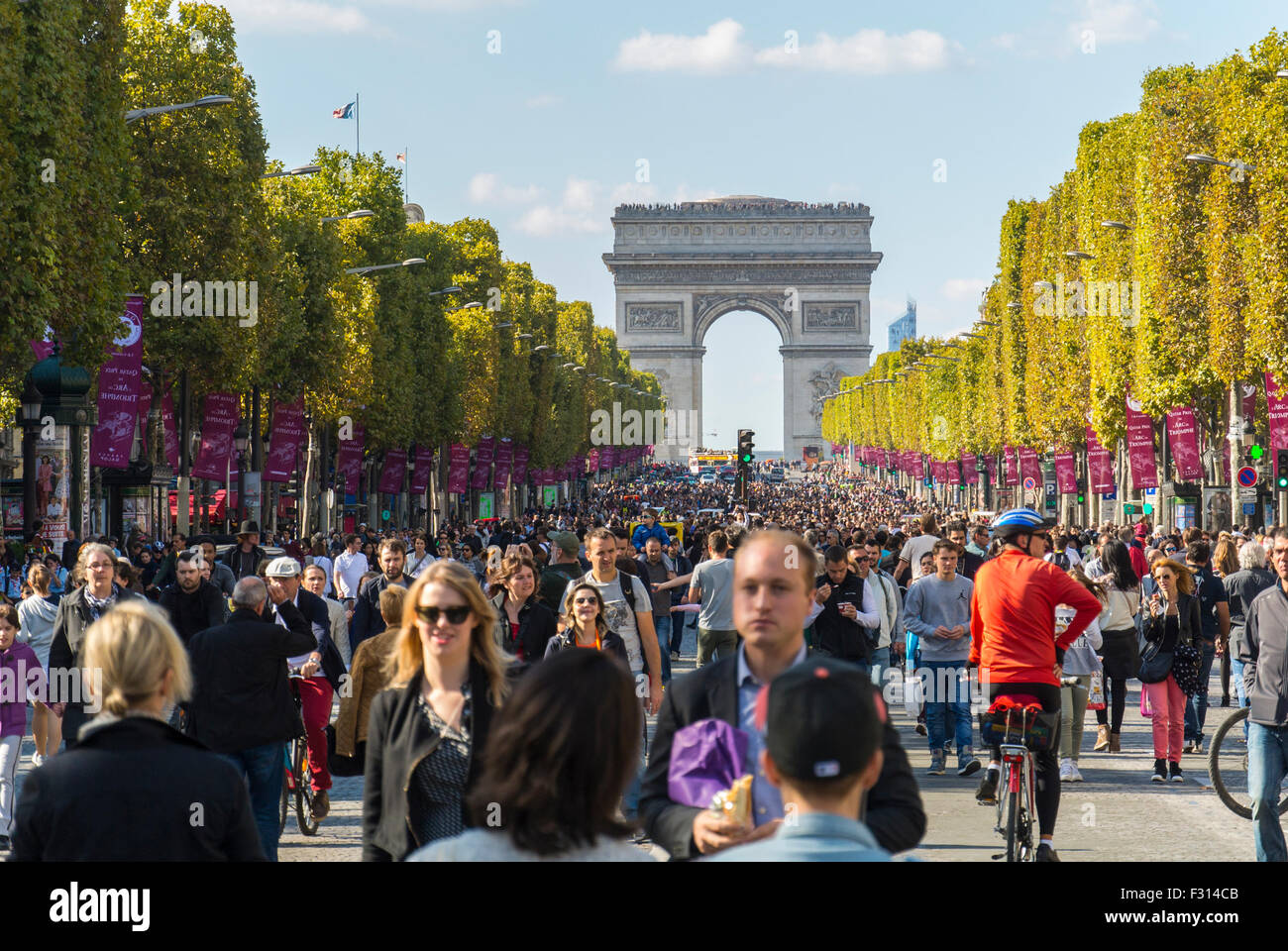 Paris, France, People Participating at Environmental Street Event, 'Journée Sans Voiture', (Paris Without Cars) , Avenue des Champs-Elyees, 'Arc de Triomphe', crowd scene Stock Photo