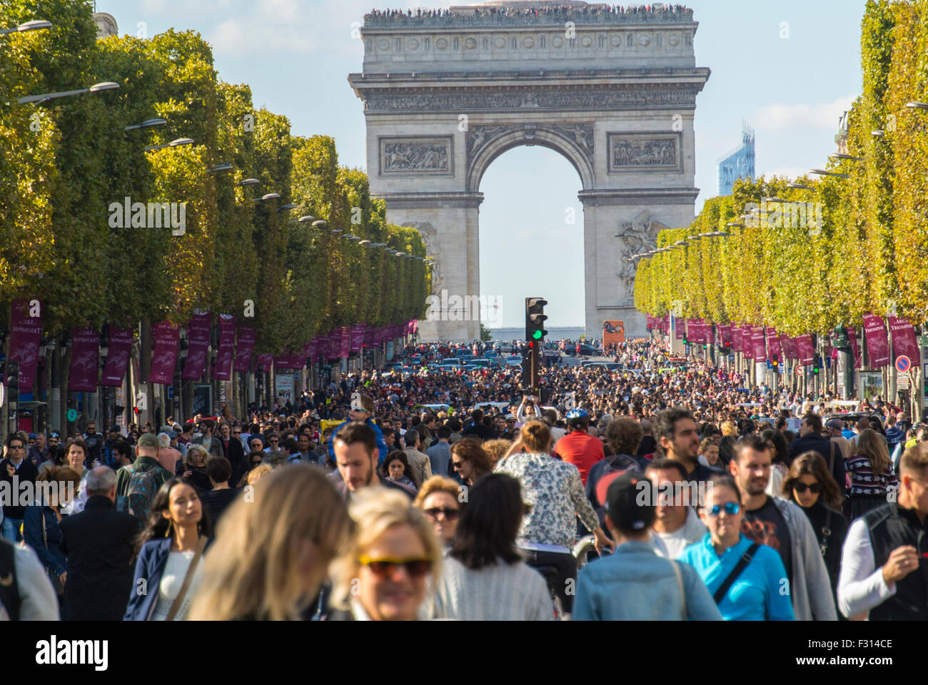 Paris, France, Large Crowd People Participating at Environmental Street Event, 'Journée Sans Voiture', (Paris Without Cars) , Avenue des Champs-Elyees, 'Arc de Triomphe' Stock Photo