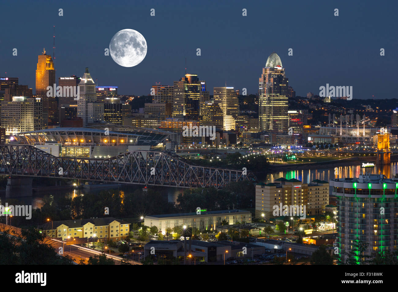 OHIO RIVER BRIDGES DOWNTOWN CINCINNATI OHIO SKYLINE FROM COVINGTON KENTUCKY USA Stock Photo