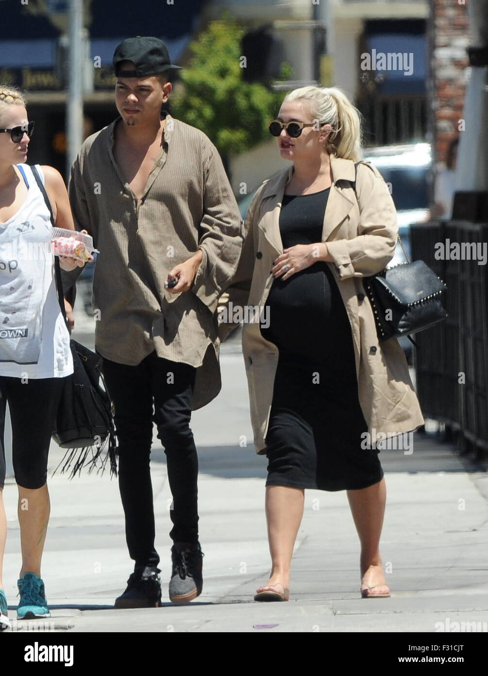 Ashlee Simpson And Evan Ross Kiss