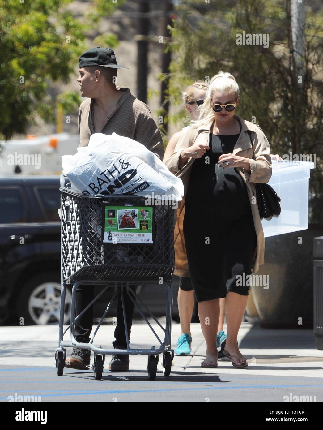 Pregnant Ashlee Simpson gets a passionate kiss from her husband Evan