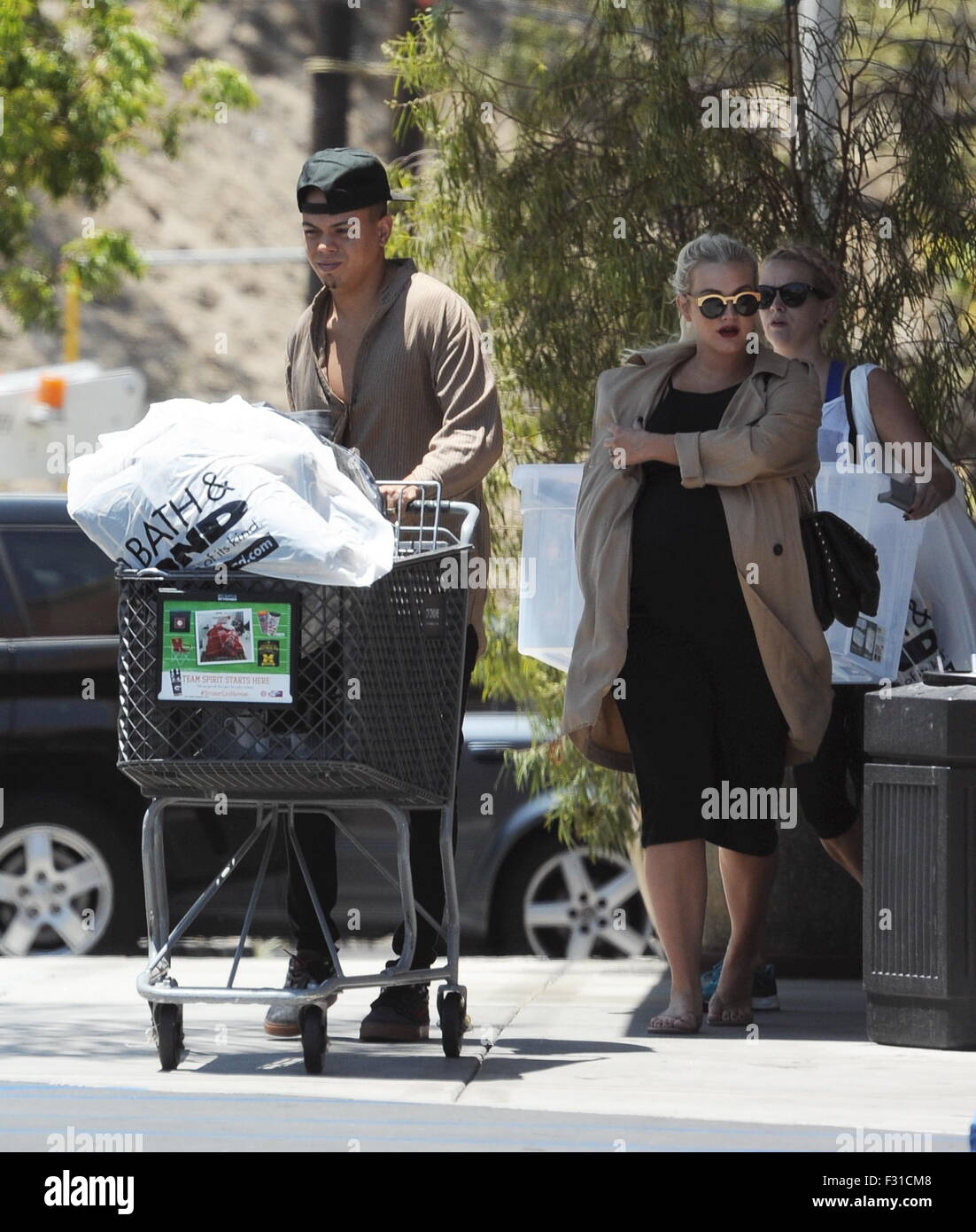Pregnant Ashlee Simpson gets a passionate kiss from her husband Evan