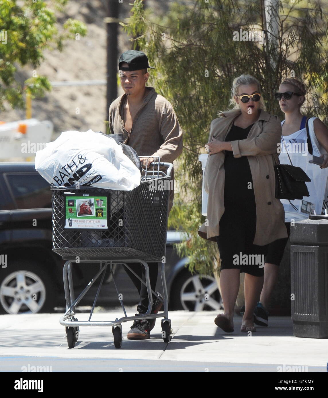 Pregnant Ashlee Simpson gets a passionate kiss from her husband Evan