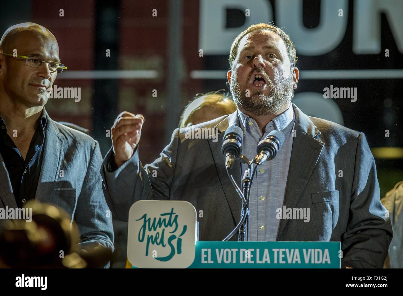 Barcelona, Catalonia, Spain. 27th Sep, 2015. ORIOL JUNQUERAS, president of the ERC party and number 5 of the pro-independence cross-party electoral list 'Junts pel Si' (Together for the yes) delivers a lively speech to hundreds of supporters during the Election Night party at Barcelona's Mercat del Born. © Matthias Oesterle/ZUMA Wire/Alamy Live News Stock Photo
