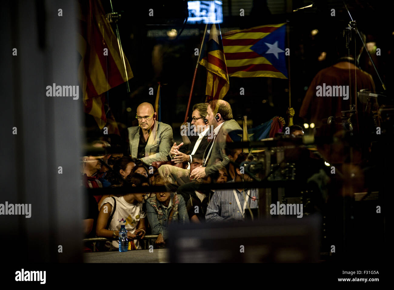 Barcelona, Catalonia, Spain. 27th Sep, 2015. RAUL ROMEVA, ARTUR MAS and ORIOL JUNQUERAS from the pro-independence cross-party electoral list 'Junts pel Si' (Together for the yes) are seen behind reflections in glass as they participate in a TV debate during the Election Night party atBarcelona's Mercat del Born. © Matthias Oesterle/ZUMA Wire/Alamy Live News Stock Photo