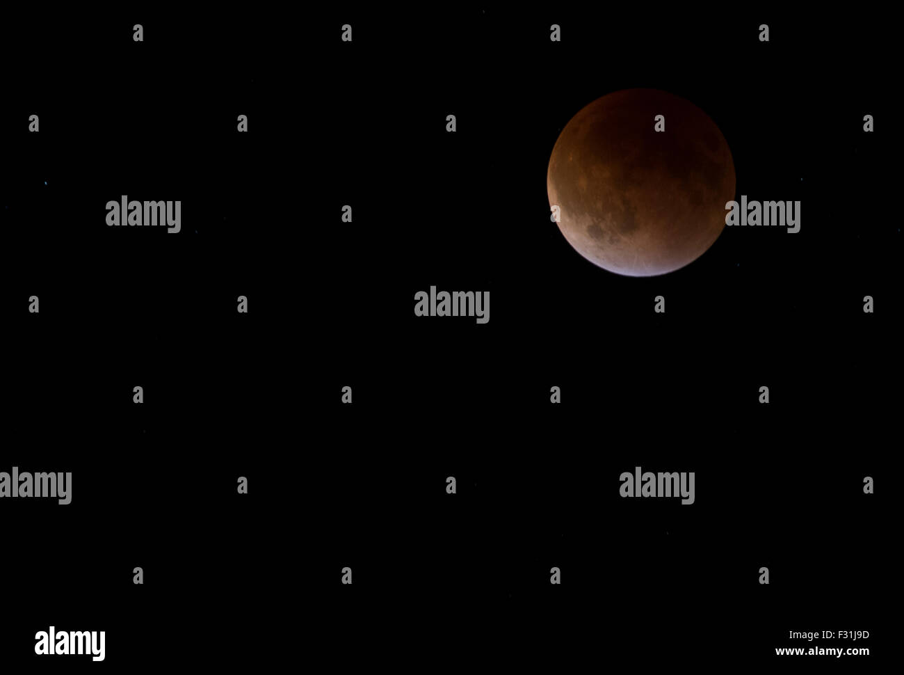 Bloomington, Indiana, USA. 27th Sep, 2015. The Supermoon Eclipse is photographed from Bloomington, Indiana, Sunday, September 27, 2015. The last time a Supermoon coincided with an eclipse was in 1982, and will not be repeated until 2033. Credit:  Jeremy Hogan/Alamy Live News Stock Photo