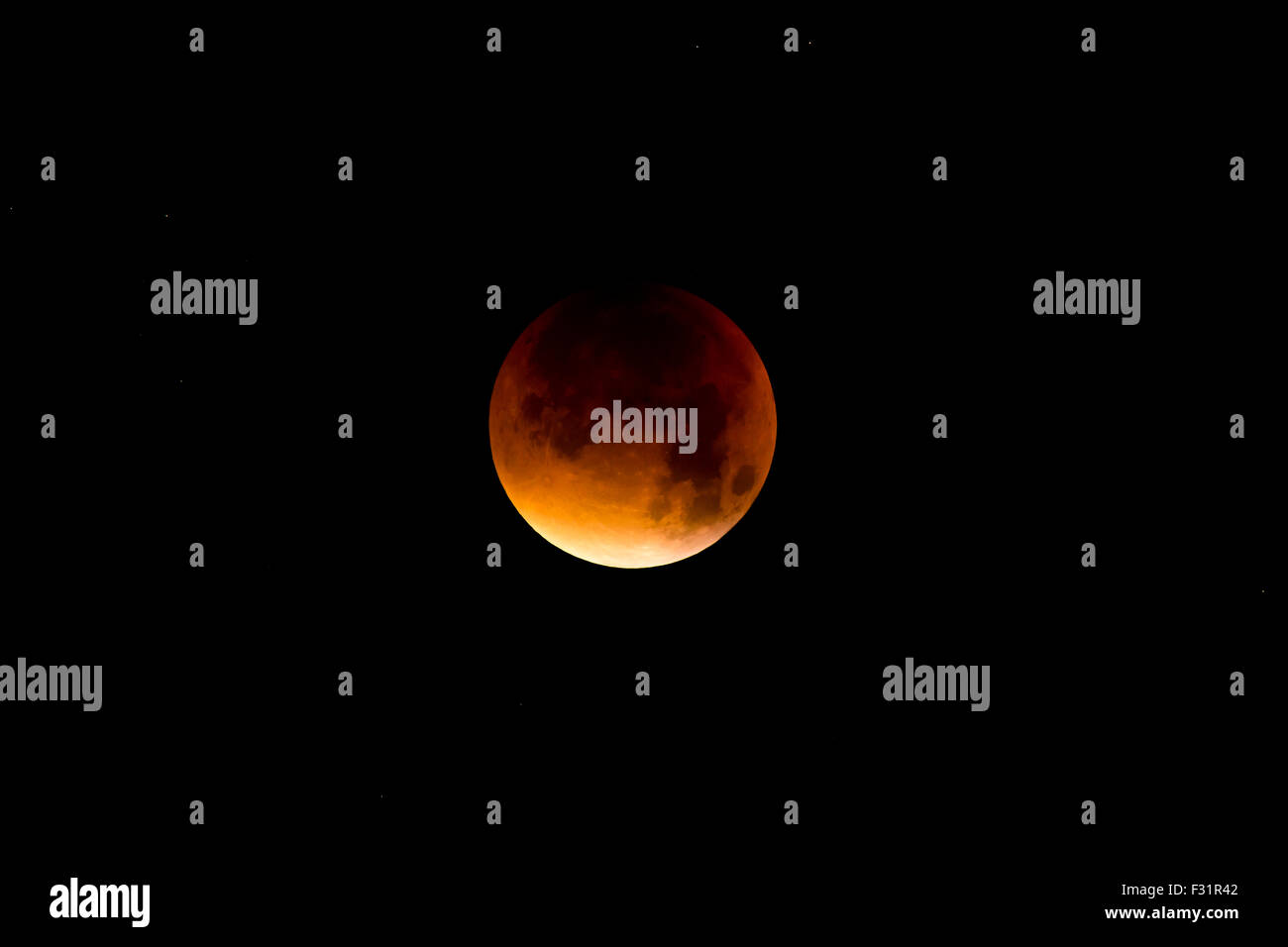 England, UK. 27th September, 2015. England UK the bloodmoon eclipse of sept 2015 with stars Credit:  Andy Myatt/Alamy Live News Stock Photo