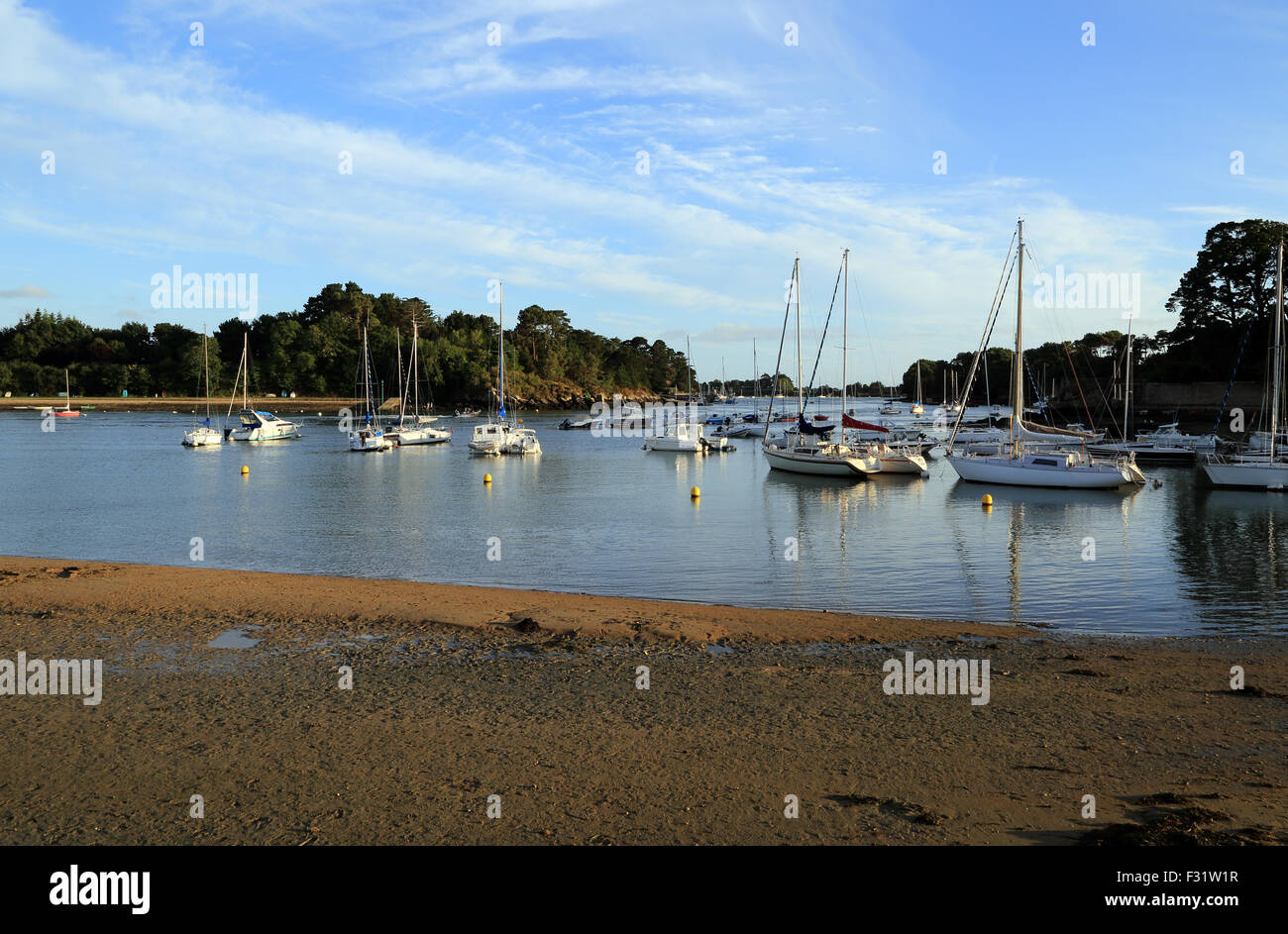 plage-de-conleau-with-boats-presqu-ile-de-conleau-vannes-morbihan