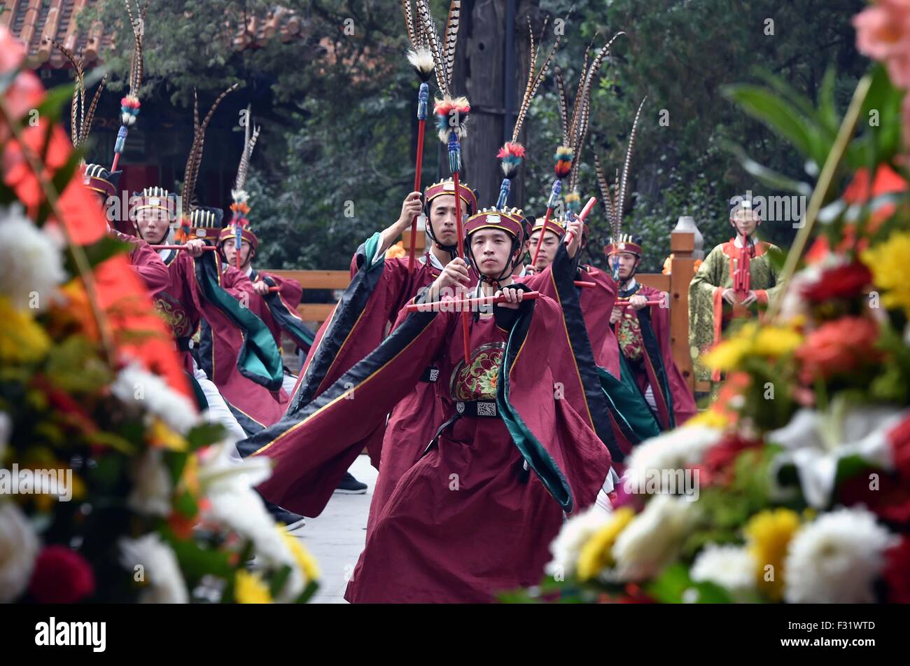 Liji (150928) -- QUFU, Sept. 28, 2015 (Xinhua) -- Participants wearing ...