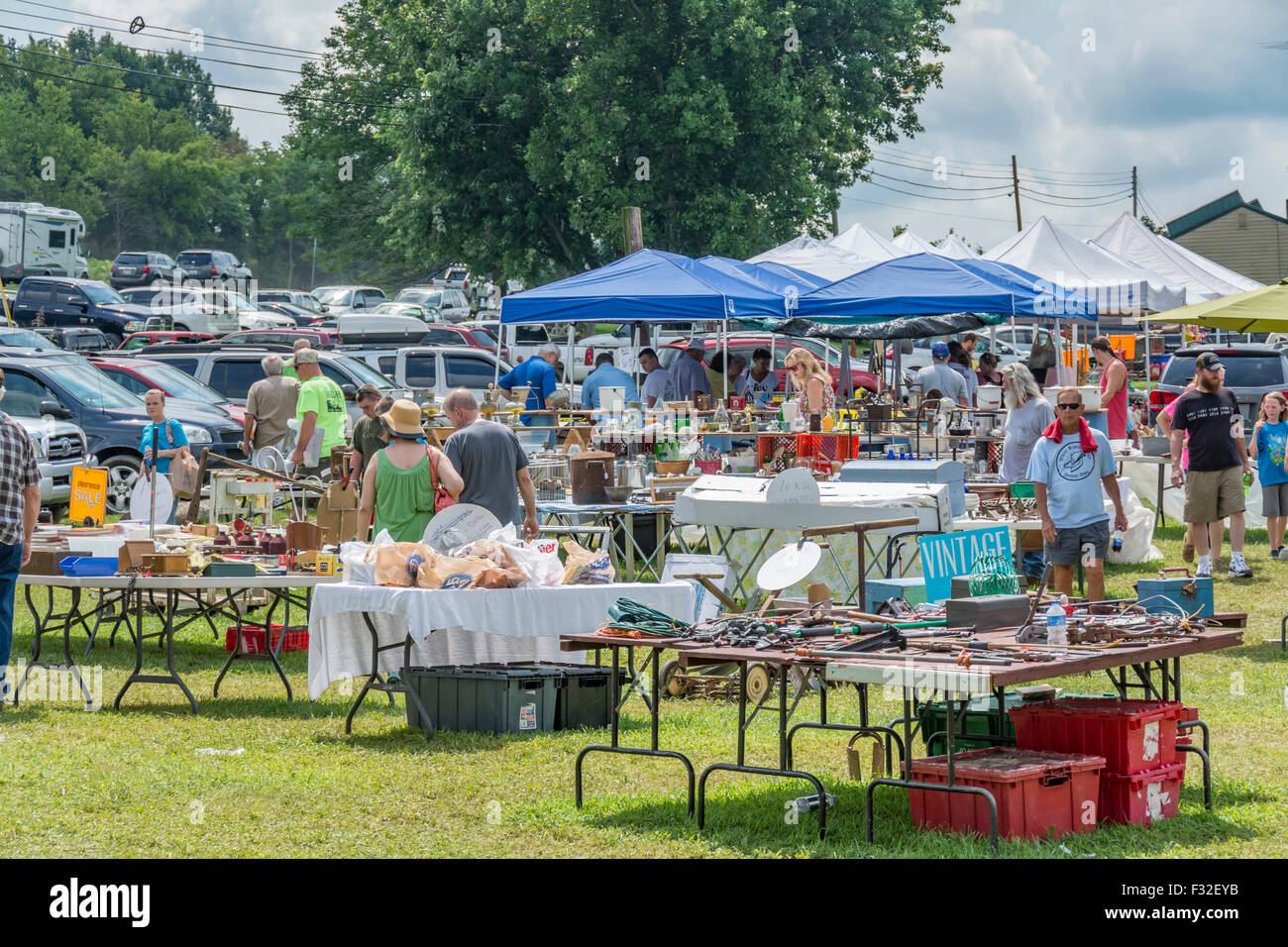Highway 127 Yard Sale in Kentucky USA Stock Photo Alamy