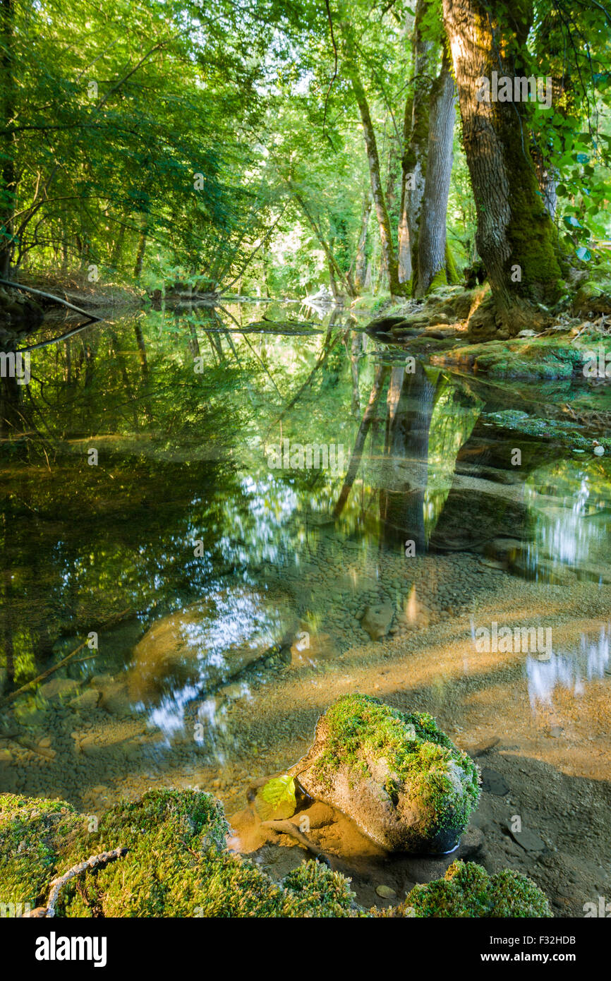 le-ceou-a-peaceful-stream-dordogne-france-stock-photo-alamy