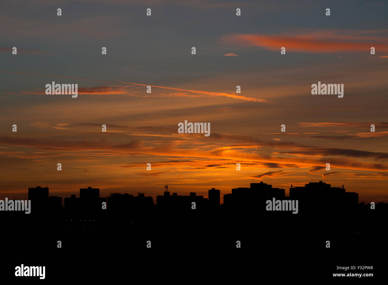 Manchester, UK. 28th September, 2015. The sun sets behind the Pendleton area of Salford, shot from Manchester City Centre, after a clear-sky warm Autumnal day. Credit:  Russell Hart/Alamy Live News. Stock Photo