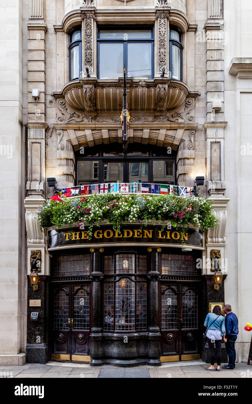 The Golden Lion Pub, King Street, St James's, London, UK Stock Photo