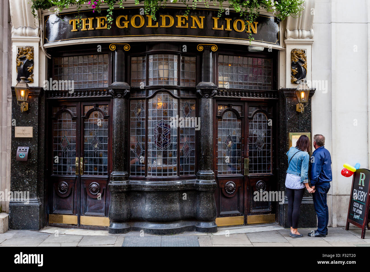 The Golden Lion Pub, King Street, St James's, London, UK Stock Photo