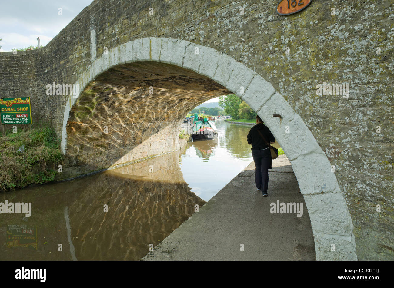 Bridge 182 Leeds Liverpool Canal Bradley Stock Photo Alamy