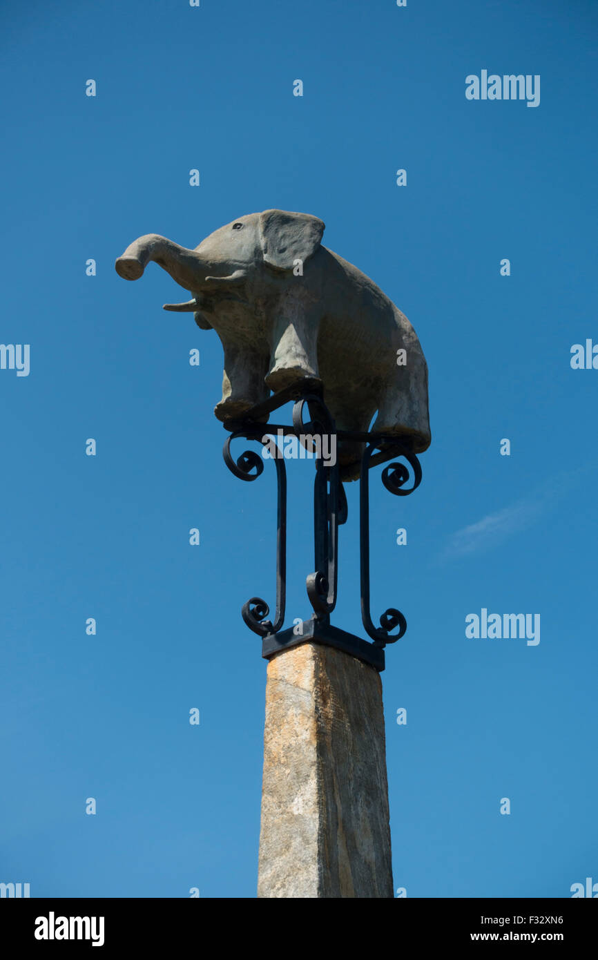 Elephant hotel in Somers New York Stock Photo Alamy