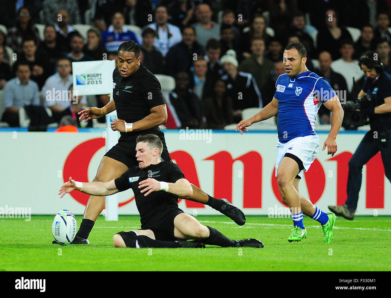 London, Great Britain. 24th Sep, 2015. SEPTEMBER 24: New Zealand's Colin Slade pounces on the loose ball during the 2015 Rugby World cup match-up between New Zealand and Namibia being held at Olympic Stadium in Cardiff. New Zealand would defeat Namibia 58-14.Photo Credit: Andrew Patron/Zuma Wire © Andrew Patron/ZUMA Wire/Alamy Live News Stock Photo