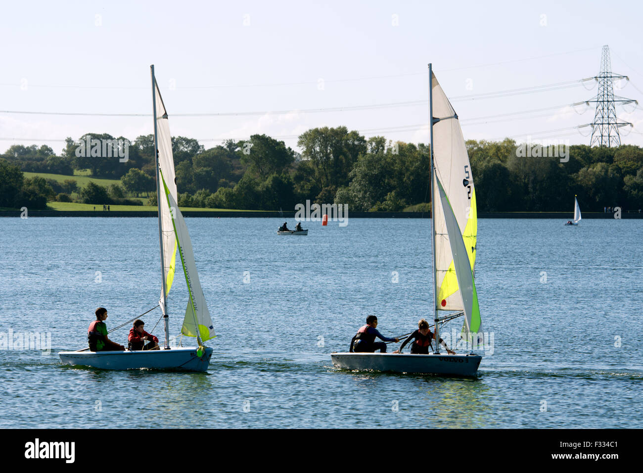 sailing-lessons-on-farmoor-reservoir-oxfordshire-england-uk-stock
