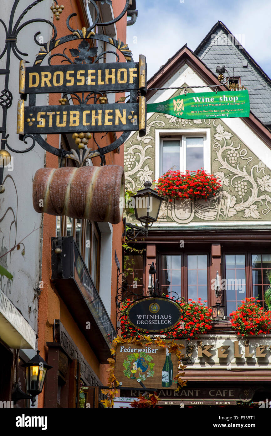 Rüdesheim, favorite tourist destination in the Upper middle Rhine ...