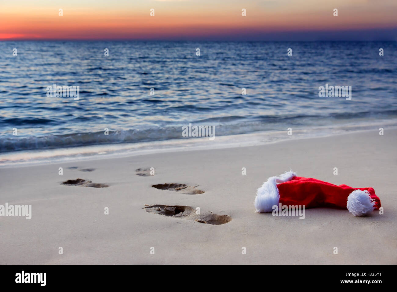 Santa Claus hat lying on the beach Stock Photo - Alamy