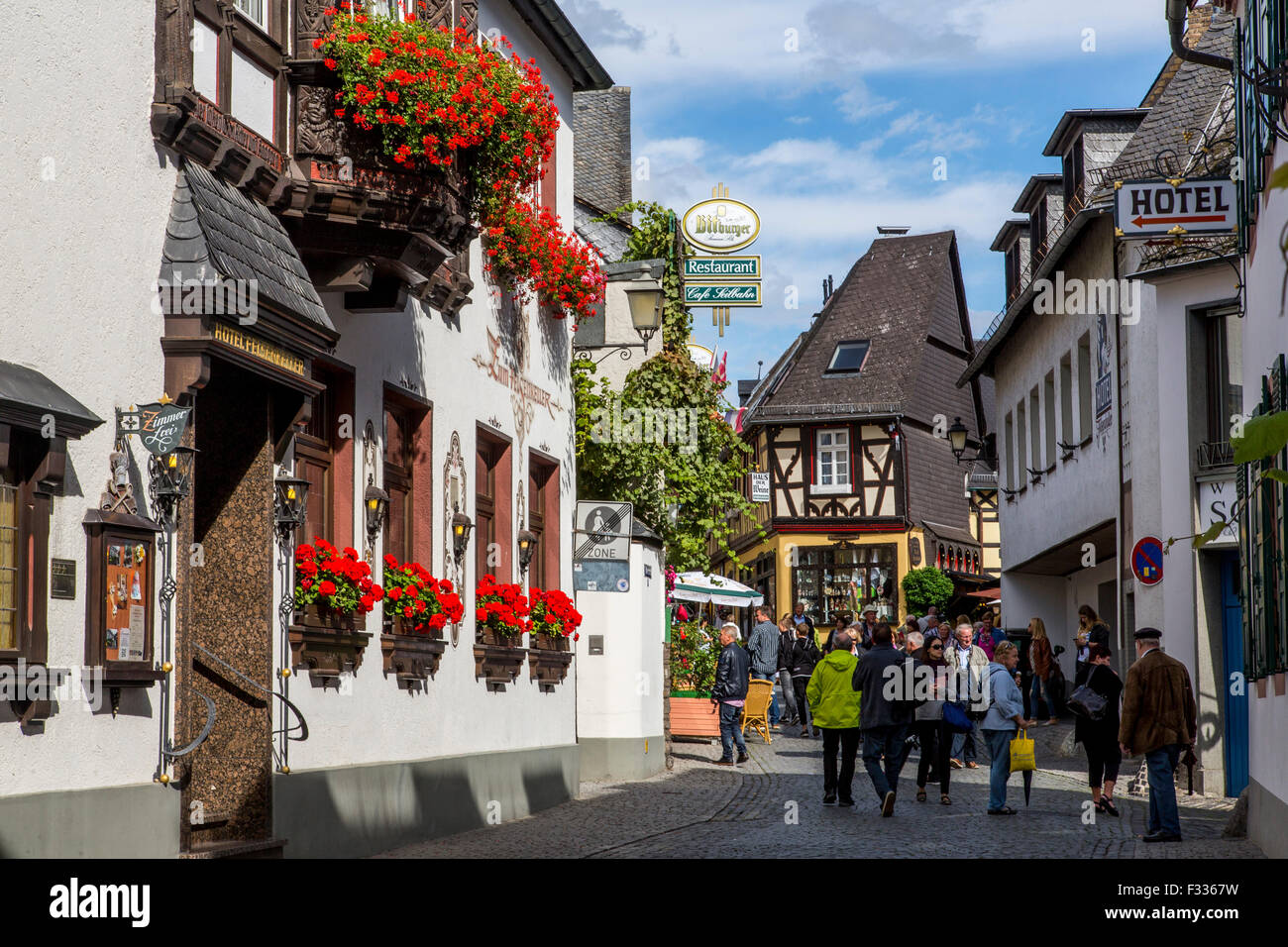 Rüdesheim, favorite tourist destination in the Upper middle Rhine ...