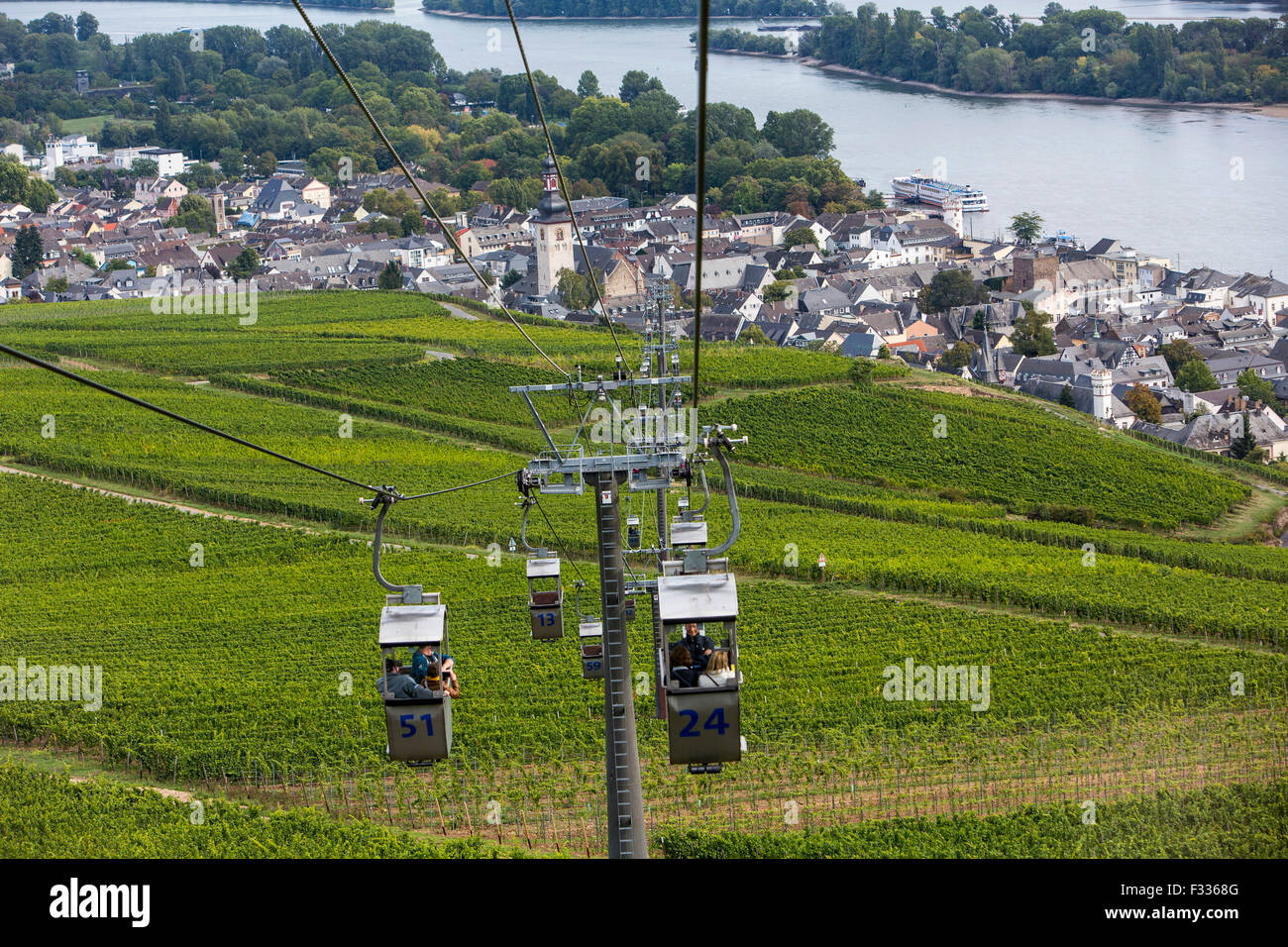 Rüdesheim, favorite tourist destination in the Upper middle Rhine ...