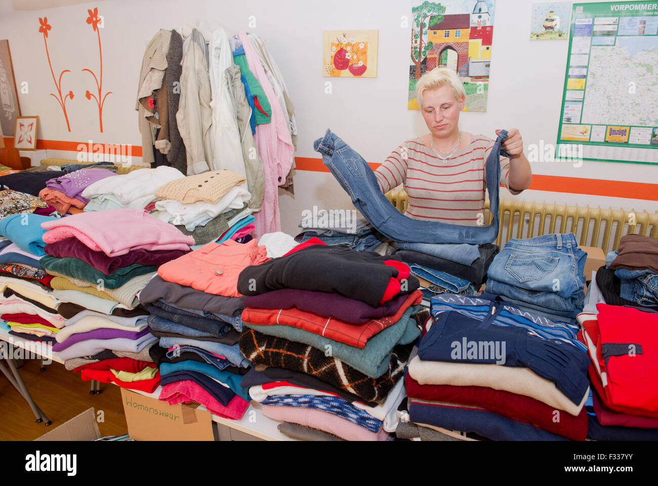 Loitz, Germany. 17th Sep, 2015. A volunteer sorts donated clothing at the Kompetenzzentrum arbeitsloser Loitzer e.V. in Loitz, Germany, 17 September 2015. The city is in urgent need of bedding, bicycles and kitchenware for refugees. There are currently 70 refugees housed in Loitz. PHOTO: STEFAN SAUER/ZB/dpa/Alamy Live News Stock Photo