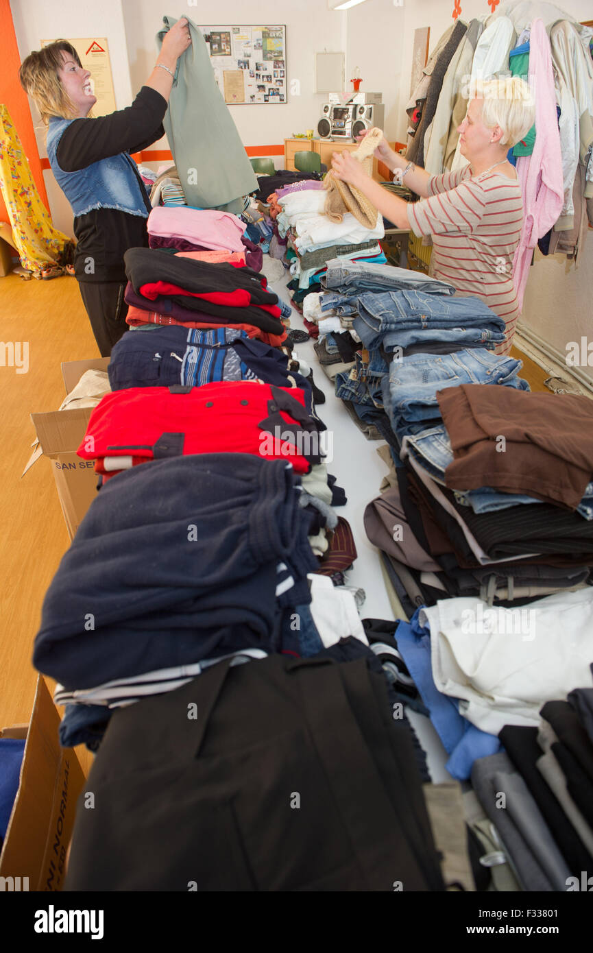 Loitz, Germany. 17th Sep, 2015. Volunteers sort donated clothing at the Kompetenzzentrum arbeitsloser Loitzer e.V. in Loitz, Germany, 17 September 2015. The city is in urgent need of bedding, bicycles and kitchenware for refugees. There are currently 70 refugees housed in Loitz. PHOTO: STEFAN SAUER/ZB/dpa/Alamy Live News Stock Photo