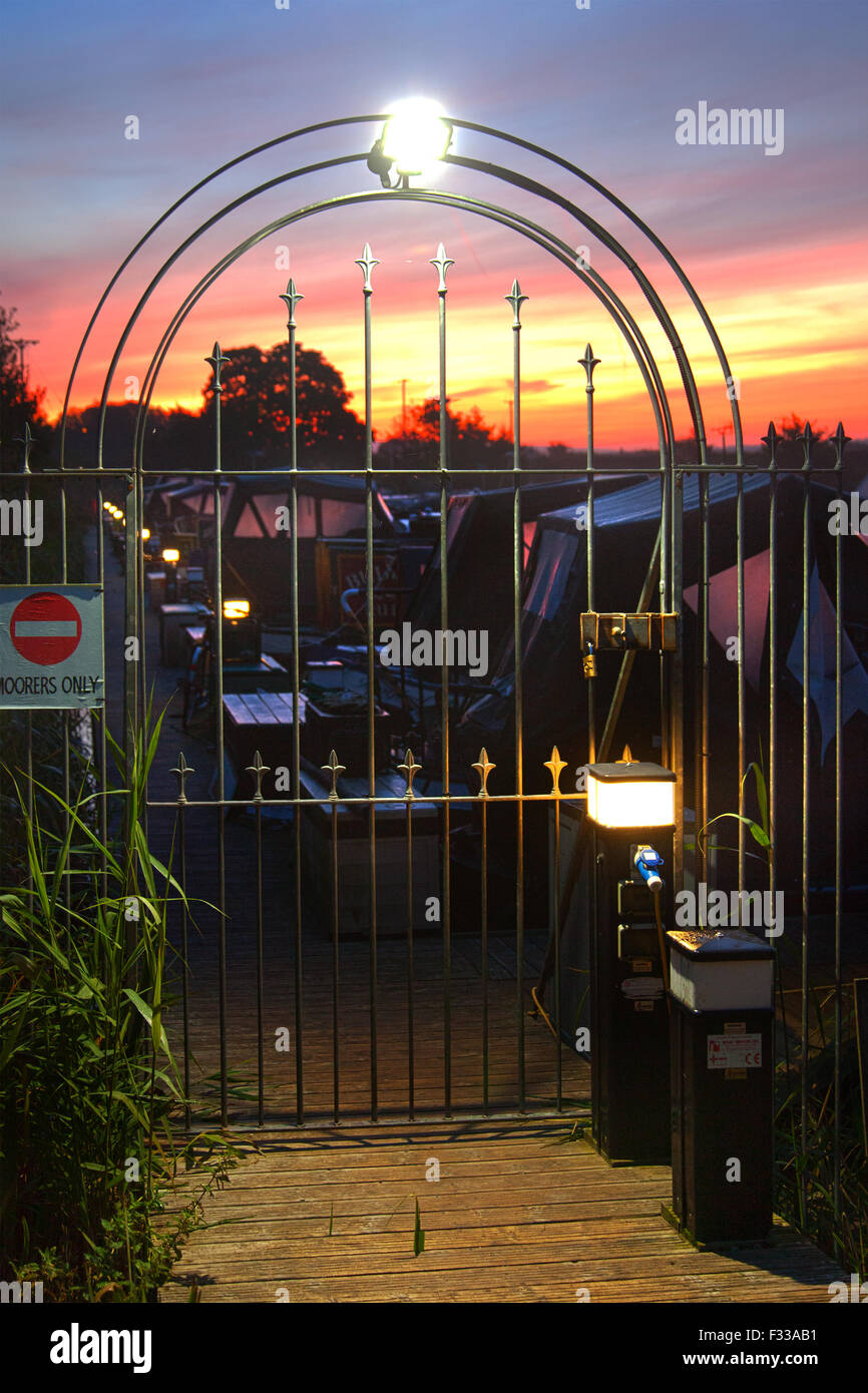 Rufford, Burscough, Lancashire, UK 29th September, 2015.  'Through the Gate' Sunrise over the moorings. Fettlers Wharf & Scarisbrick Marina, both Marina’s are located in the Northwest of England alongside the Leeds Liverpool Canal, with moorings for 100 craft up to 60 feet in length, and accommodating both narrow and wide beam boats and canal cruisers.  Credit:  Mar Photographics/Alamy Live News Stock Photo