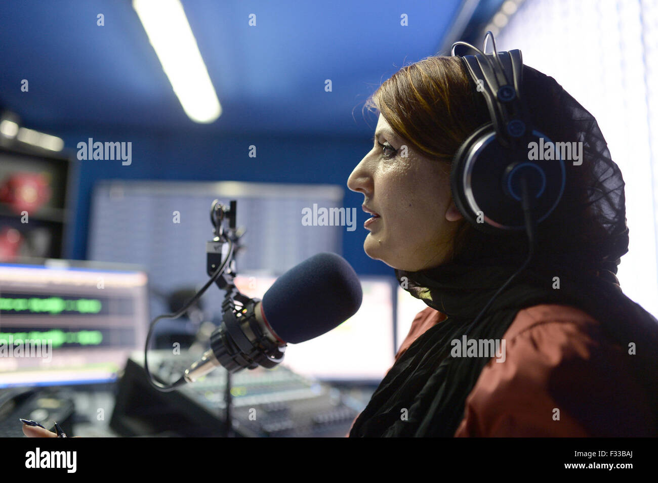 Kabul, Afghanistan. 14th Apr, 2015. Radio presenter Hadia speaks into a  microphone in the broadcasting studio of Afghan radion station Arman FM 98,  1 in Kabul, Afghanistan, 14 April 2015. Arman FM