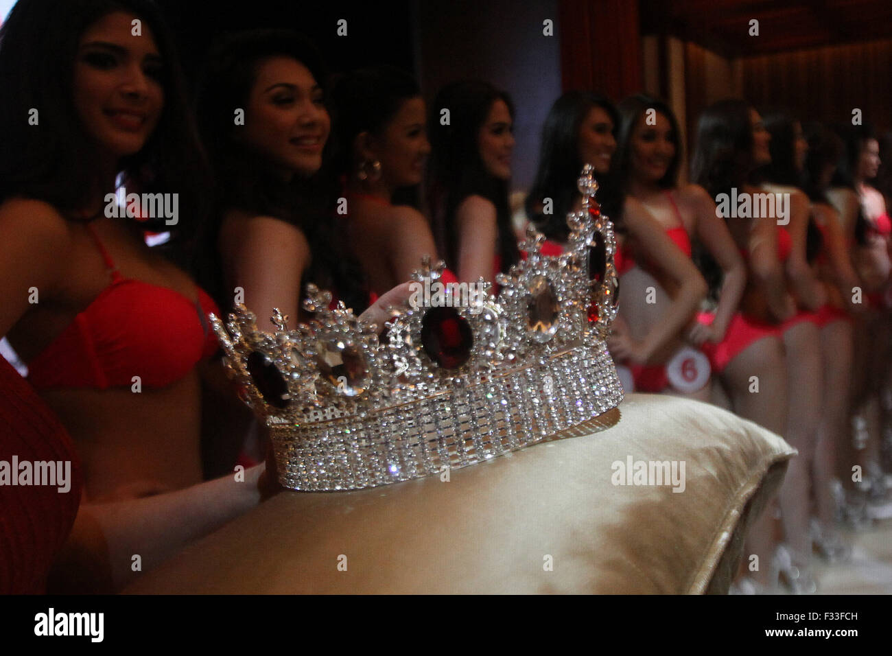 Pasay City, Philippines. 29th Sep, 2015. The crown is seen in front of contestants as they participate in the Miss World Philippines 2015 during a press presentation in Pasay City, the Philippines, Sept. 29, 2015. These contestants will vie for the crown to represent the Philippines in Miss World 2015 pageant in Sanya, China. Credit:  Rouelle Umali/Xinhua/Alamy Live News Stock Photo
