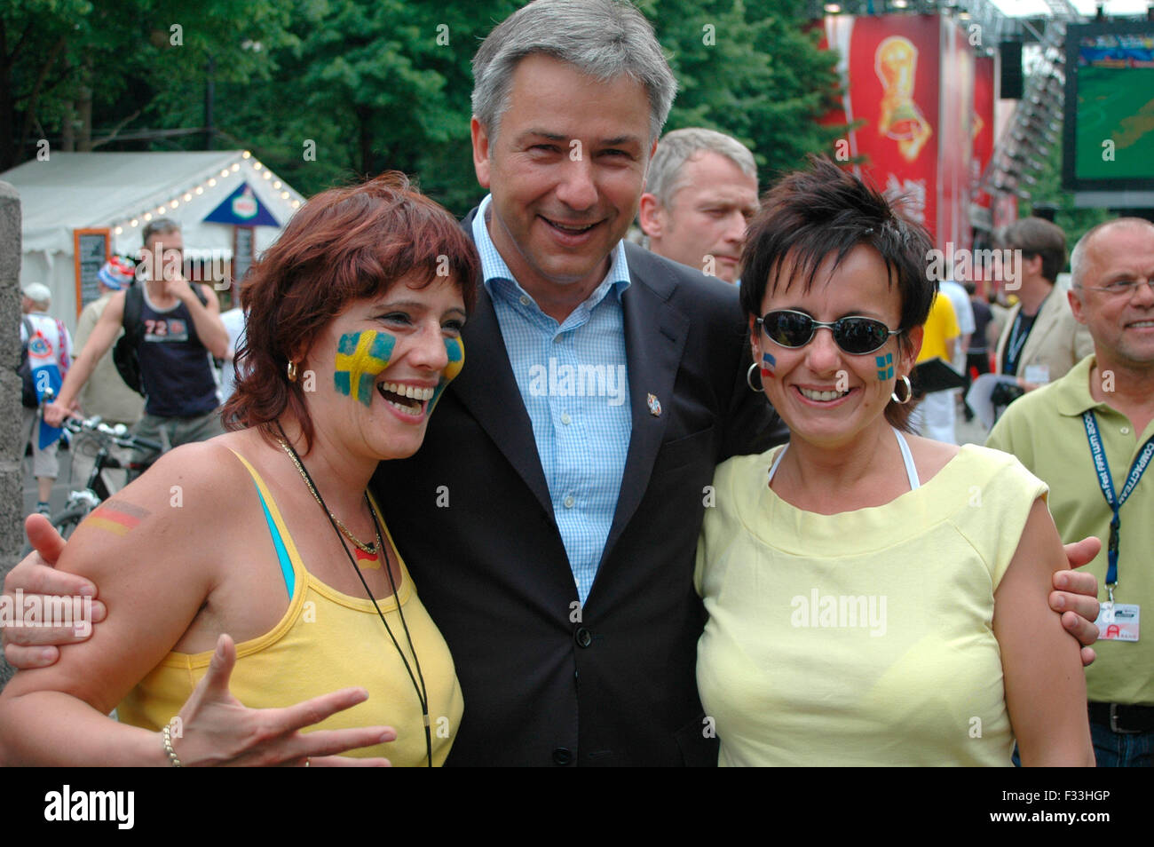 Klaus Wowereit - Besichtigung der "Fan meile" auf der Strasse des 17. Juni, 15. Juni 2006, Berlin-Tiergarten. Stock Photo