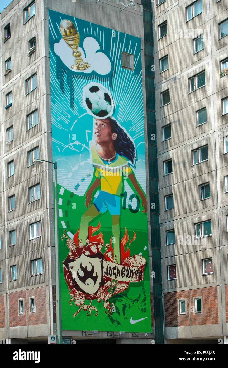 Ronaldinho als Fussball-Gott - Wandgemaelde an einem Plattenbau in Berlin-Mitte - Fussballweltmeisterschaft in deutschland 2006, Stock Photo