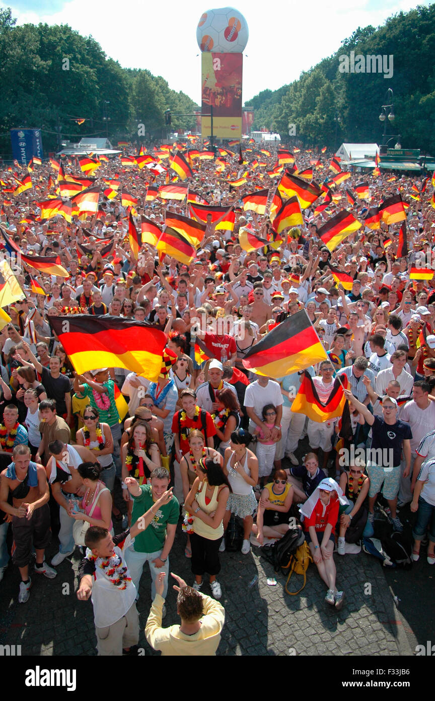 deutsche Fans jubeln nach dem Achtelfinale bei der Fussballweltmeisterschaft 2006 zwischen Deutschland und Schweden, das Deutsch Stock Photo