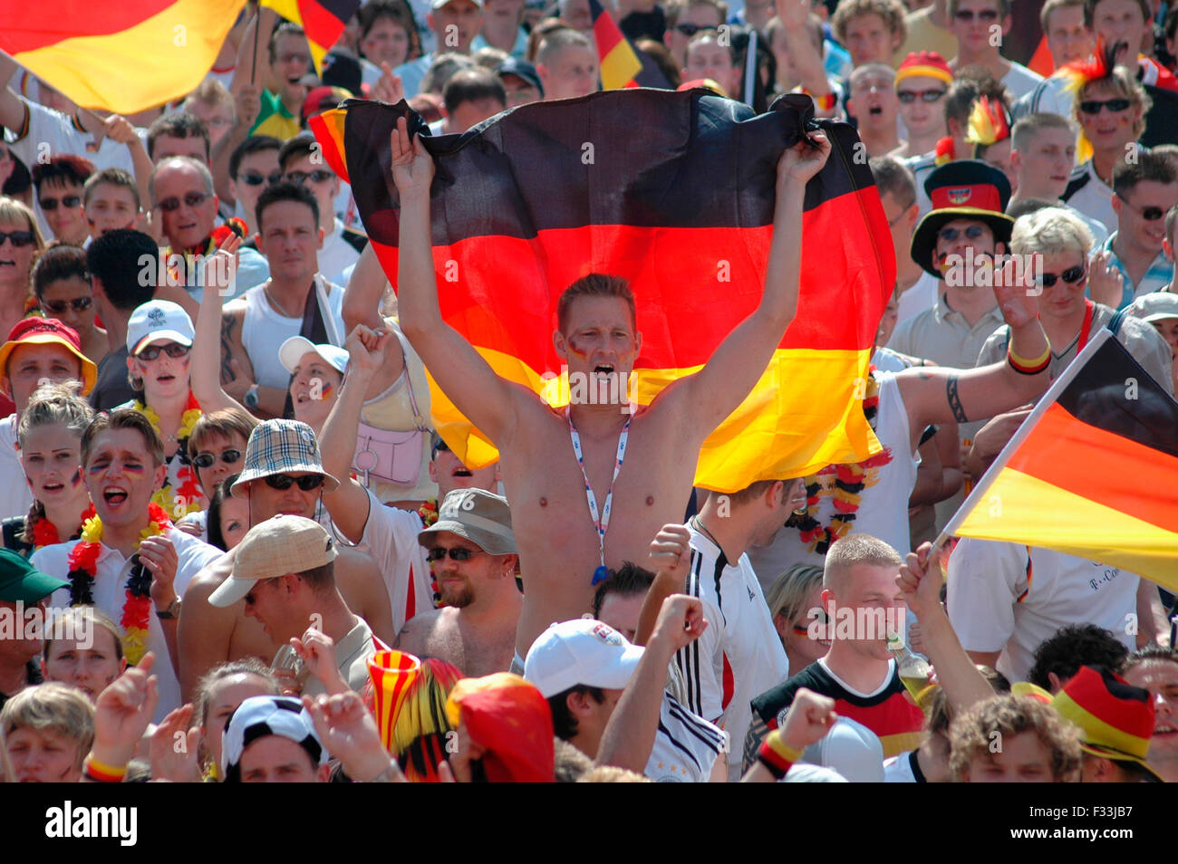 deutsche Fans vor dem Achtelfinale bei der Fussballweltmeisterschaft 2006 zwischen Deutschland und Schweden am 24. Juni 2006, Fa Stock Photo
