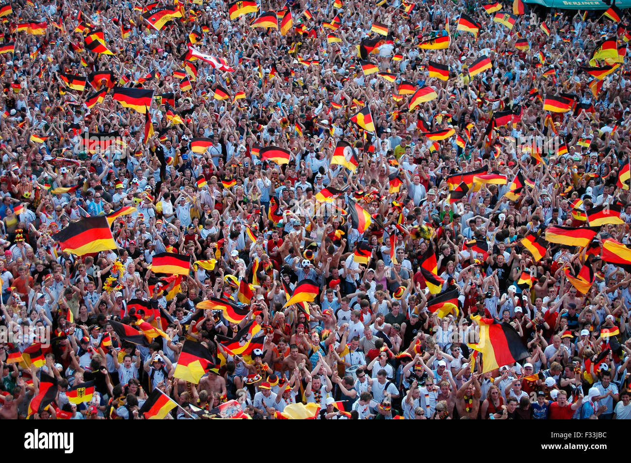deutsche Fans jubeln nach dem Achtelfinale bei der Fussballweltmeisterschaft 2006 zwischen Deutschland und Schweden, das Deutsch Stock Photo