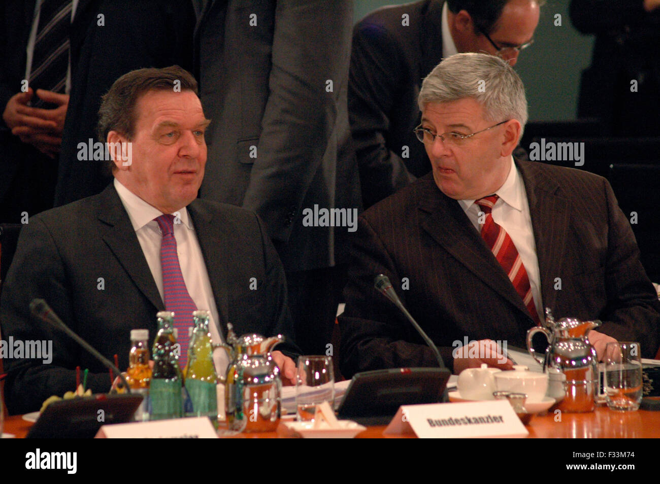Bundeskanzler Gerhard Schroeder, Aussenminister Joschka Fischer - Treffen des Bundeskanzlers und Mitgliedern der Bundesregierung Stock Photo