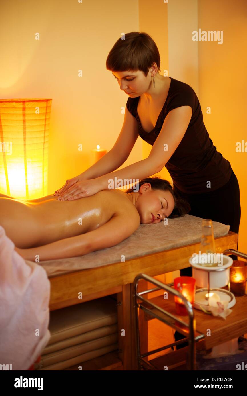 понравилась массажистка. женщина в спа салоне. понравилась массажистка. женщина массажист. женский массаж.