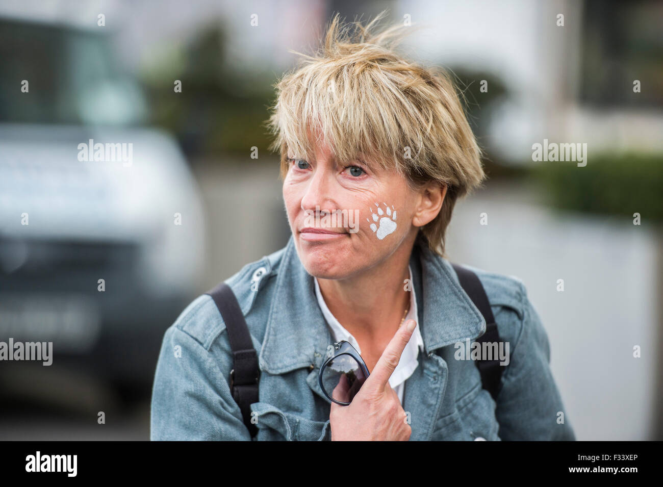 London, UK. 29th September, 2015. Emma Thompson (here having a paw print painted on her face), and Greenpeace UK Executive Director John Sauven, deliver a celebration speech to crowds outside Shell’s offices – in response to yesterday’s announcement by , the Anglo-Dutch oil major, Shell that it was pulling out of Arctic oil drilling. After speaking, Emma helped volunteer puppeteers move Aurora the double decker bus sized polar bear from in front of Shell’s front door. Credit:  Guy Bell/Alamy Live News Stock Photo